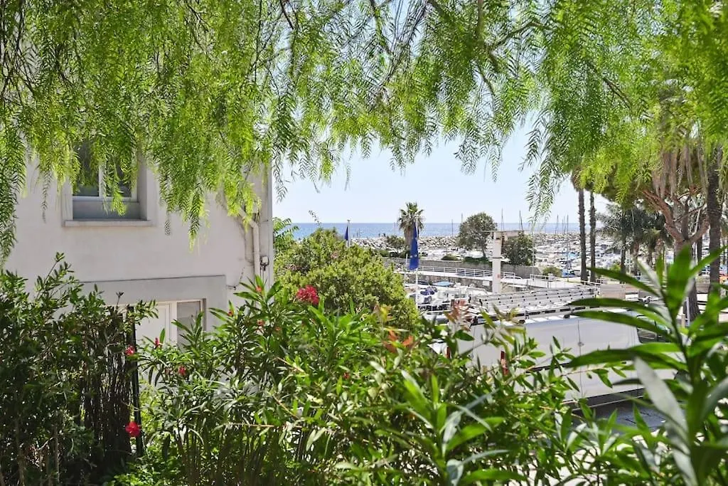 Holiday home La Plage Et Les Commerces A Pieds ! Saint-Cyr-sur-Mer France