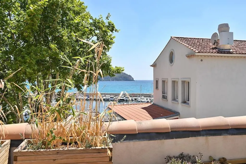 La Plage Et Les Commerces A Pieds ! Saint-Cyr-sur-Mer 0*,  France